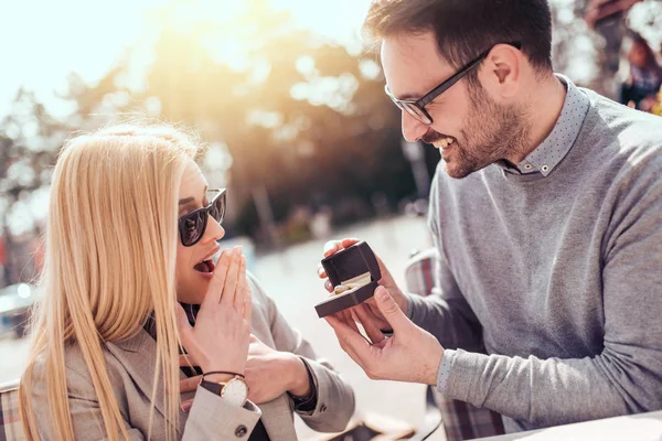 Gelukkige Jonge Paar Zitten Cafe Man Stelt Een Mooie Vrouw — Stockfoto