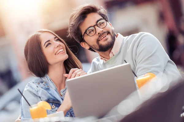 Hermosa Pareja Tomando Café Una Cita Divirtiéndose Juntos — Foto de Stock