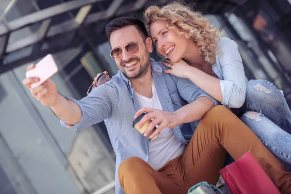 Glückliches Junges Paar Hat Spaß Und Lächelt — Stockfoto