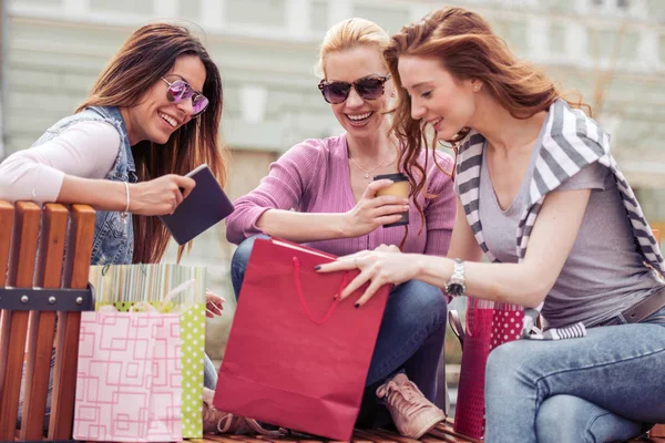 Grupo Amigos Felizes Compras Cidade Venda Consumismo Felicidade Conceito Pessoas — Fotografia de Stock