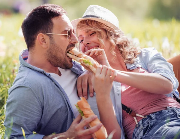 Pareja Feliz Enamorada Divirtiéndose Disfrutando Del Hermoso Día Soleado Park —  Fotos de Stock