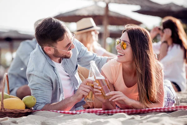 Retrato Pareja Feliz Juntos Playa Beber Sidra Fría Divertirse — Foto de Stock