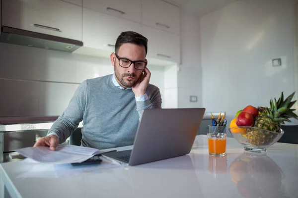 Człowiek Pracy Laptopie Home Office Koncepcja Ludzie Biznes Dom Styl — Zdjęcie stockowe