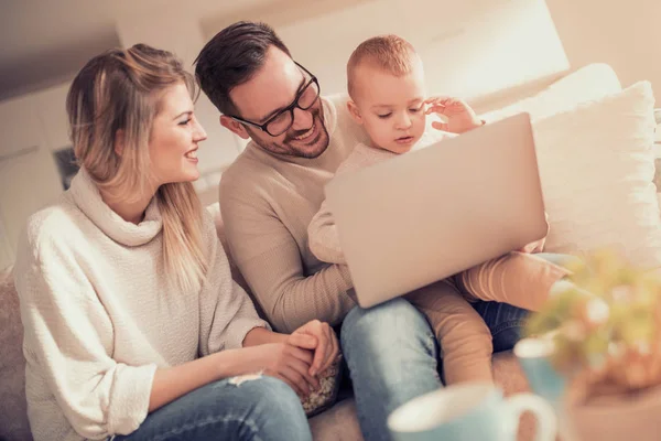 Jovem Família Assistindo Desenhos Animados Laptop Juntos Pessoas Família Amor — Fotografia de Stock