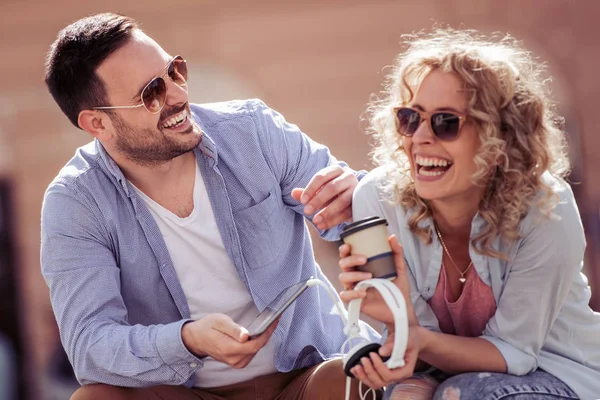 Mutlu genç çift gülen ve having fun.