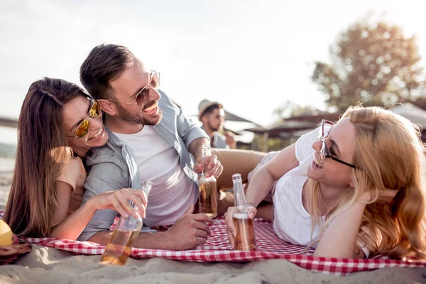 Jóvenes Felices Divirtiéndose Playa Día Verano — Foto de Stock