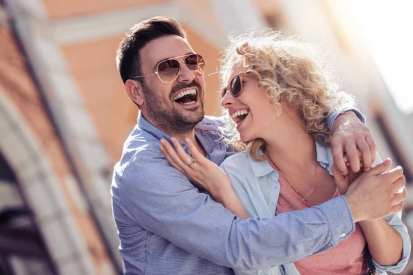 Mutlu genç çift gülen ve having fun.