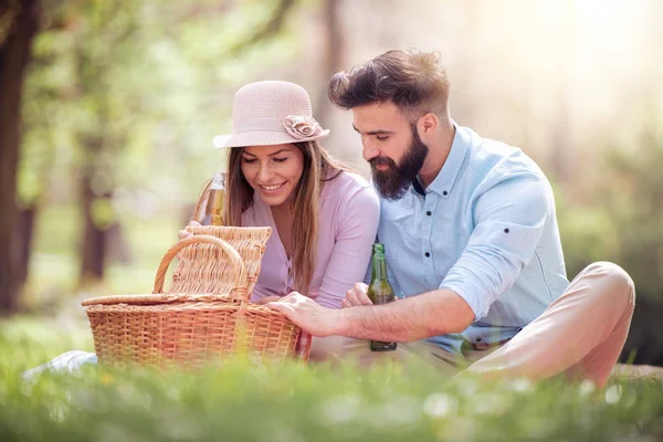 Feliz Casal Apaixonado Divertindo Aproveitando Belo Dia Parque Ensolarado Pessoas — Fotografia de Stock