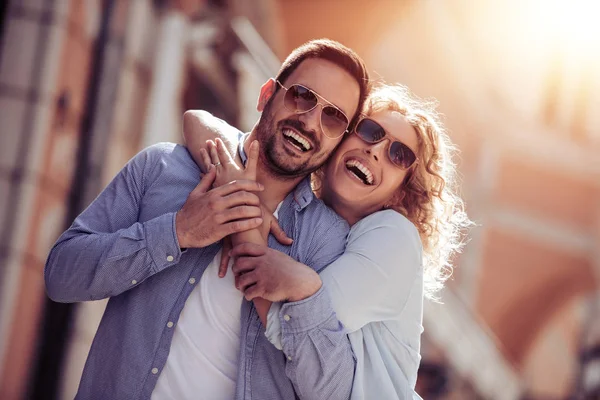 幸せな若いカップルと楽しい笑顔 — ストック写真