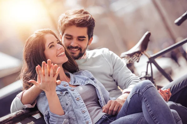 Happy Young Couple Having Fun Outdoors Smiling — Stock Photo, Image