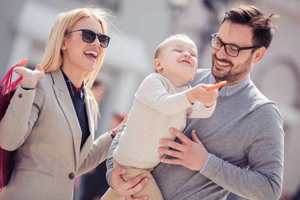Lycklig Familj Med Shoppingkassar Staden — Stockfoto