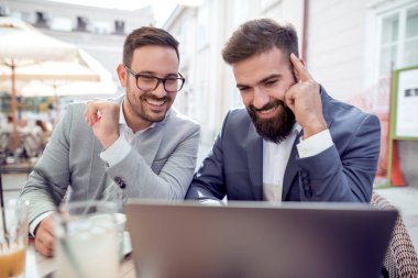 İki işadamları kafede, ekip çalışması kavramı çalışma