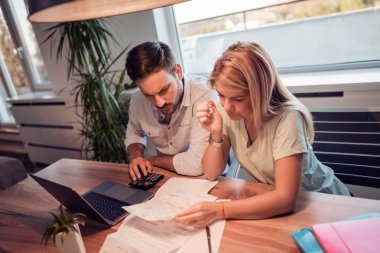 Kadın ve erkek birlikte, ödeme vergi online laptop evrak işi
