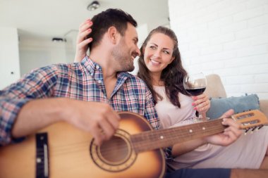 Adam salon ve kadın dinleme, romantik anlar gitar çalmak