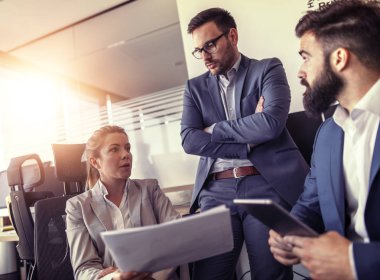 Yeni başlangıç proje Office birlikte üzerinde iş adamları