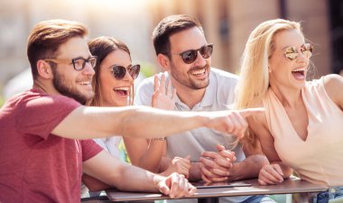 Arkadaşlar açık havada birlikte iyi vakit geçiriyor 