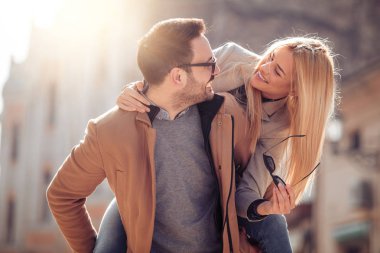 Genç çift dışarıda birlikte vakit geçiriyor.