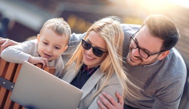 Aile birlikte vakit geçiriyor ve izlerken laptop açık havada üzerinde çizgi film