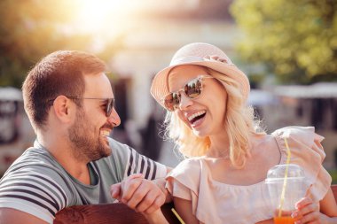 Genç çift dışarıda birlikte vakit geçiriyor. 