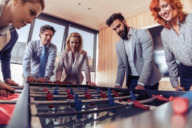 Birlikte vakit geçiriyor ve iskambil iş adamları futbol modern ofiste masa