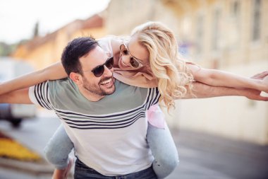 Genç çift dışarıda birlikte vakit geçiriyor. 