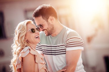 Genç çift dışarıda birlikte vakit geçiriyor. 