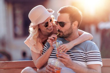 Mutlu genç çift dışarıda eğleniyor ve gülümsüyor.