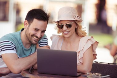 Şehir sokak dizüstü kullanarak çift portresi