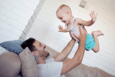 Baba ve eğleniyor ve birlikte evde oynamak oğul