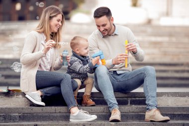 Mutlu genç aile dışarıda eğleniyor.