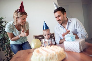 Mutlu aile birlikte evde oğlunun Doğum günü kutluyor