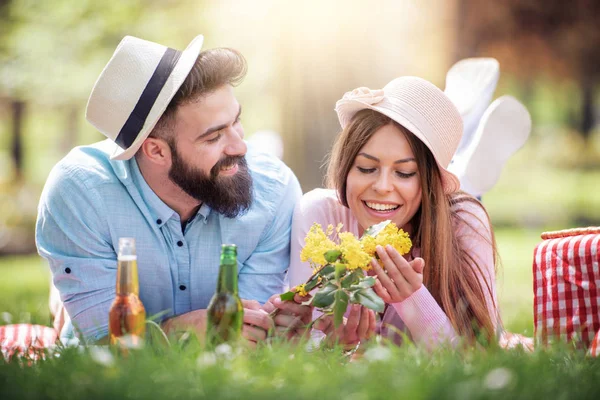 Portrait Couple Relaxing Park Drinking Beverages — Stock Photo, Image