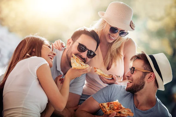Négy Fiatal Emberek Étkezési Pizza Szabadban — Stock Fotó