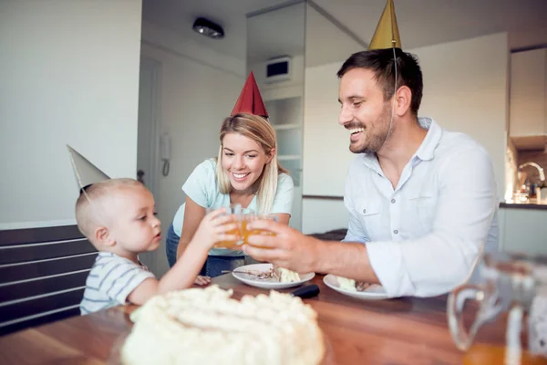 Família Feliz Celebrando Aniversário Filho Juntos Casa — Fotografia de Stock