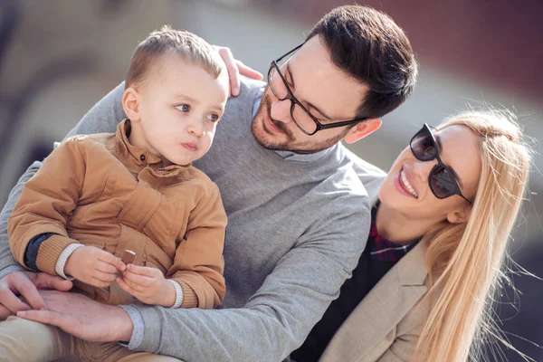 Porträtt Lycklig Familj Att Roligt Tillsammans City — Stockfoto