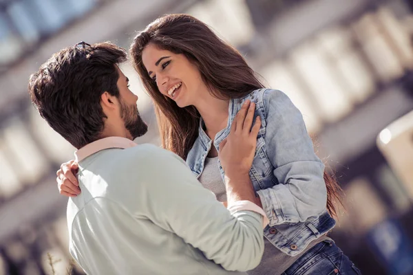 Pareja Joven Pasando Tiempo Juntos Aire Libre — Foto de Stock