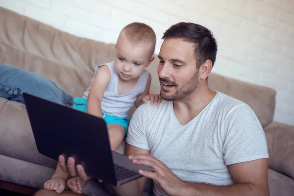 Padre Hijo Pequeño Usando Ordenador Portátil Casa — Foto de Stock