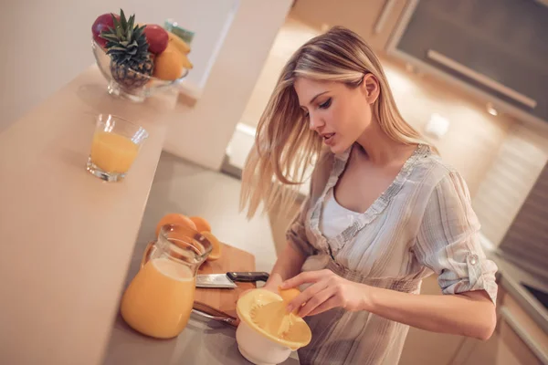 Молодая Женщина Делает Сок Кухне — стоковое фото