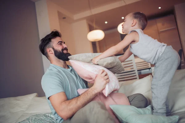 Padre Hijo Pasando Buen Rato Casa —  Fotos de Stock