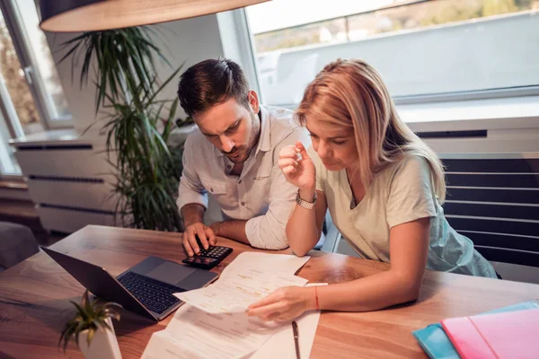 Kadın ve erkek birlikte, ödeme vergi online laptop evrak işi