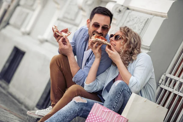 Feliz Pareja Joven Divirtiéndose Aire Libre Comiendo — Foto de Stock