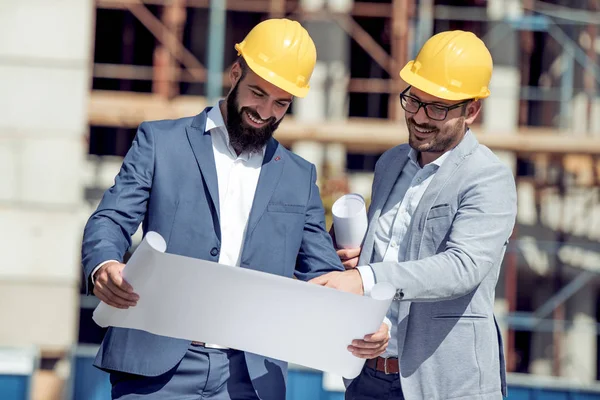 Ingeniero Discutiendo Proyecto Con Colega Sitio Construcción Día Soleado —  Fotos de Stock