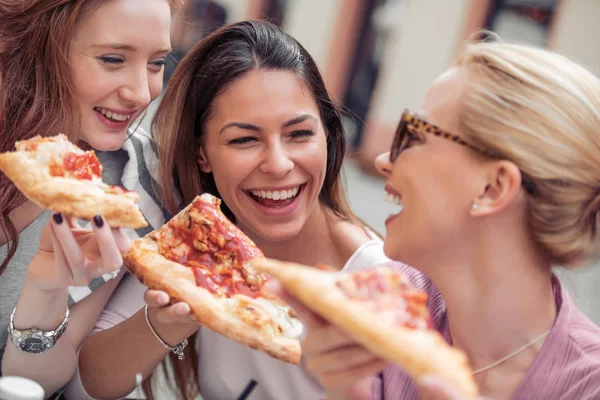 Портрет Трех Молодых Женщин Которые Едят Пиццу Открытом Воздухе — стоковое фото