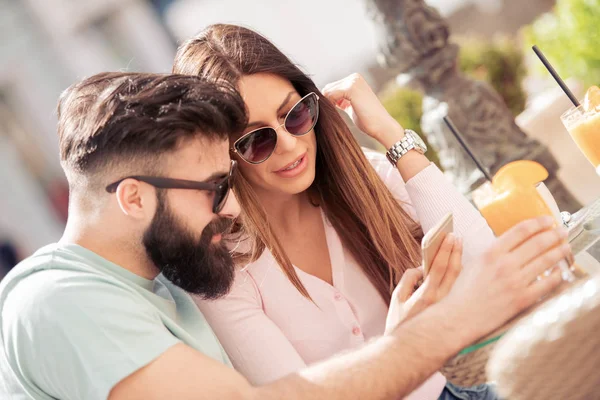 Man Vrouw Dateren Café Het Gebruik Van Smartphone — Stockfoto