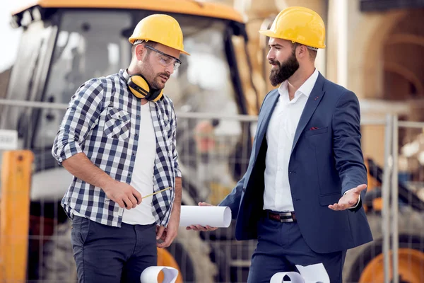 Ingenjören Diskutera Projektet Med Kollega Byggarbetsplatsen Solig Dag — Stockfoto