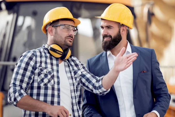 Ingenieur Project Bespreken Met Collega Bouwplaats Zonnige Dag — Stockfoto