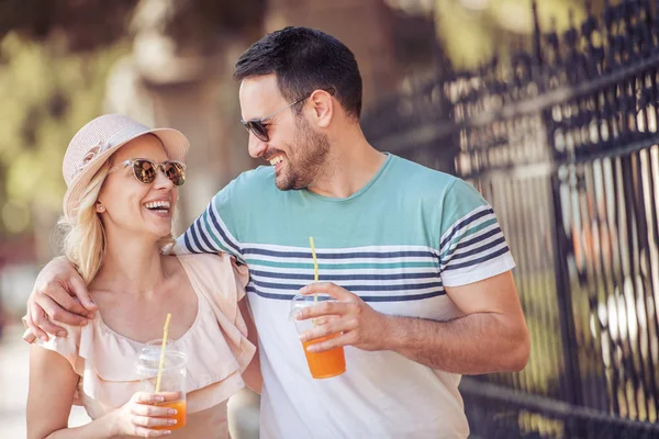 Portrait Couple Marchant Dans Rue Ville Jour — Photo