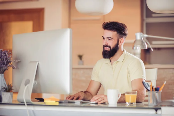 Jonge Zakenman Werken Computer Van Kantoor Aan Huis — Stockfoto