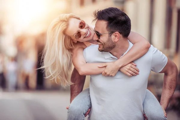 Pareja Joven Pasando Tiempo Juntos Aire Libre — Foto de Stock