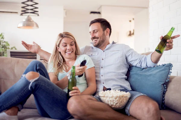 Pareja Joven Relajándose Casa Sentada Sofá Viendo Películas Comiendo Palomitas — Foto de Stock